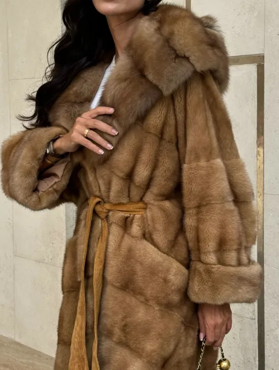 Норковая шуба с капюшоном из меха куницы - цвет карамель