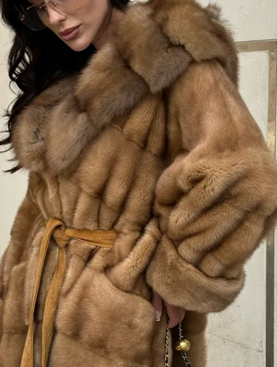 Норковая шуба с капюшоном из меха куницы - цвет карамель