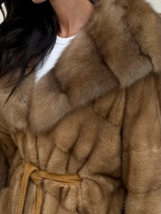 Норковая шуба с капюшоном из меха куницы - цвет карамель