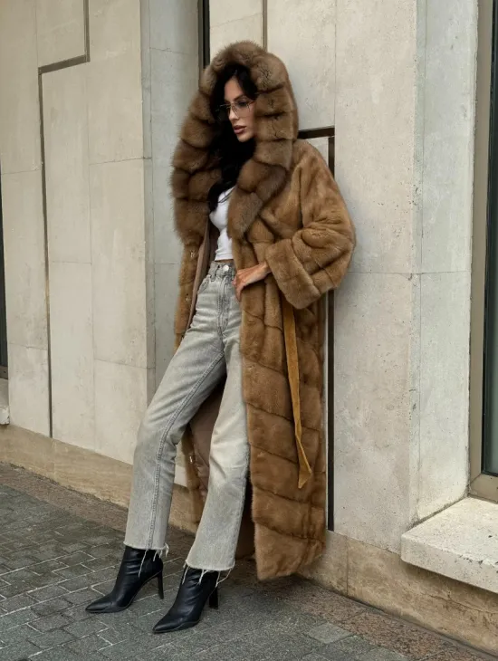 Норковая шуба с капюшоном из меха куницы - цвет карамель