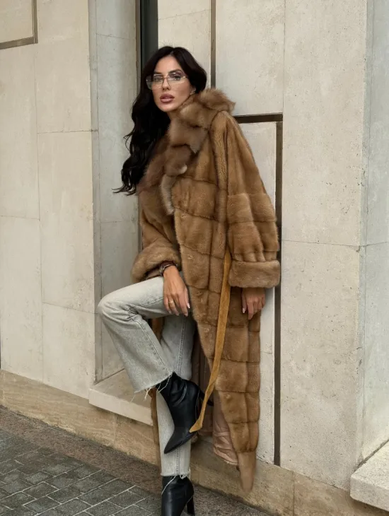 Норковая шуба с капюшоном из меха куницы - цвет карамель