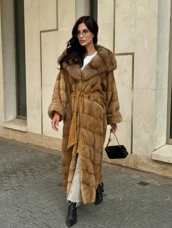 Норковая шуба с капюшоном из меха куницы - цвет карамель