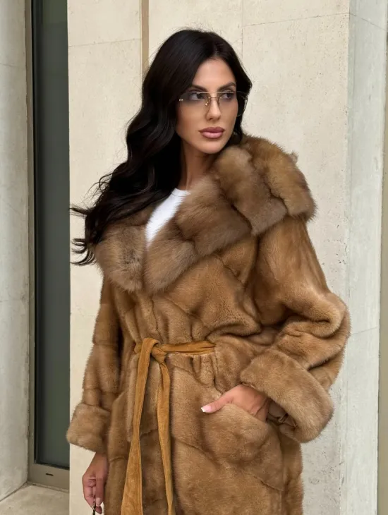 Норковая шуба с капюшоном из меха куницы - цвет карамель