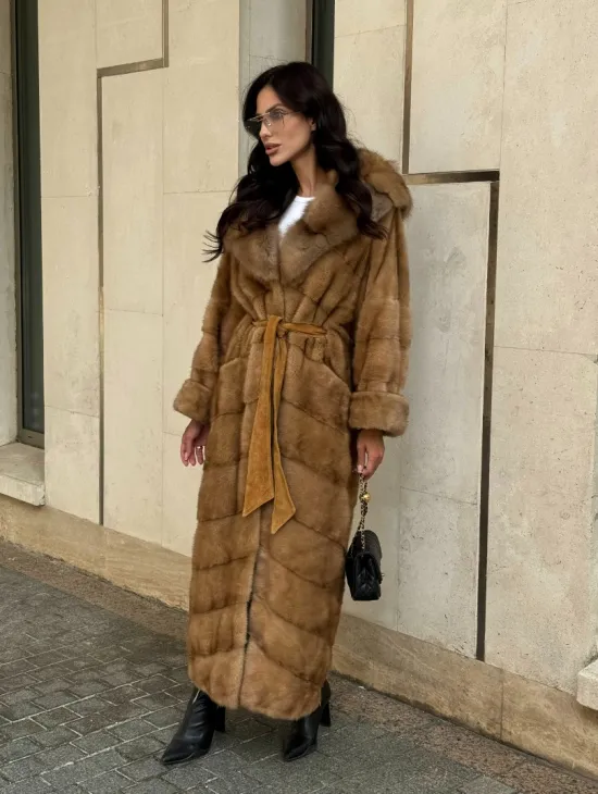 Норковая шуба с капюшоном из меха куницы - цвет карамель