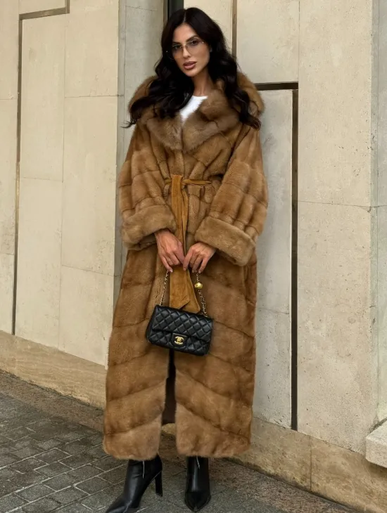 Норковая шуба с капюшоном из меха куницы - цвет карамель