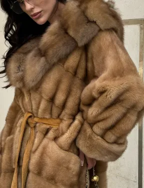 Норковая шуба с капюшоном из меха куницы - цвет карамель