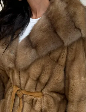 Норковая шуба с капюшоном из меха куницы - цвет карамель