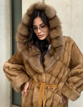 Норковая шуба с капюшоном из меха куницы - цвет карамель