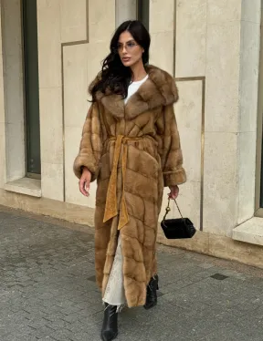 Норковая шуба с капюшоном из меха куницы - цвет карамель