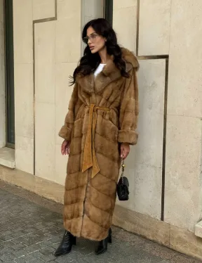 Норковая шуба с капюшоном из меха куницы - цвет карамель