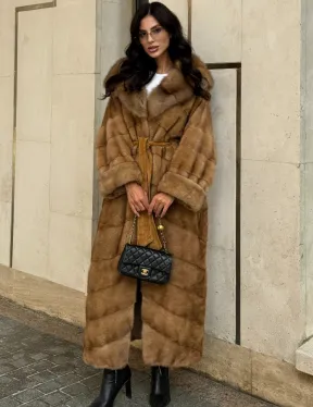 Норковая шуба с капюшоном из меха куницы - цвет карамель