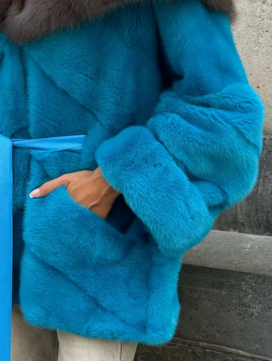 Норковый полушубок с капюшоном из меха куницы - цвет голубой