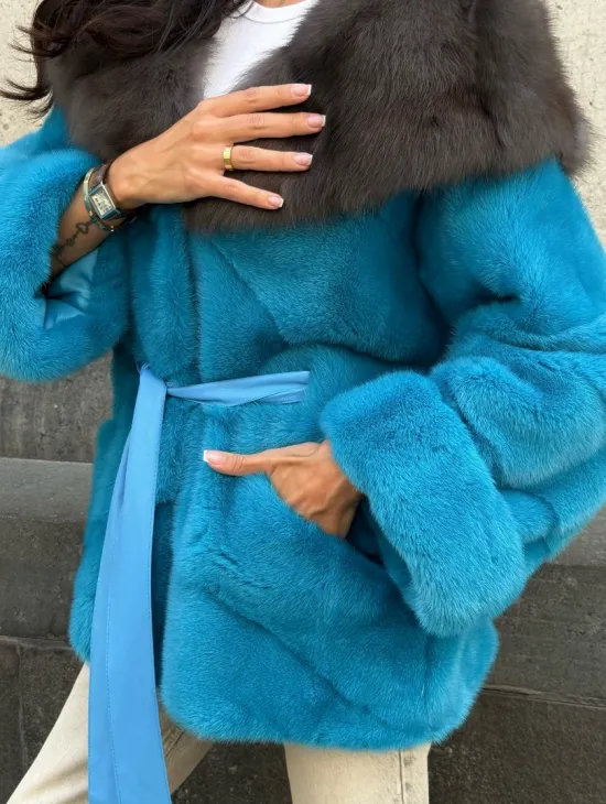 Норковый полушубок с капюшоном из меха куницы - цвет голубой