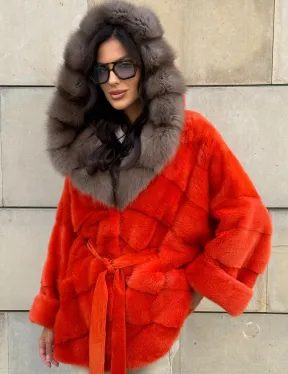 Шуба из меха норки цвета Grenadine (оранжевый) с капюшоном из меха куницы