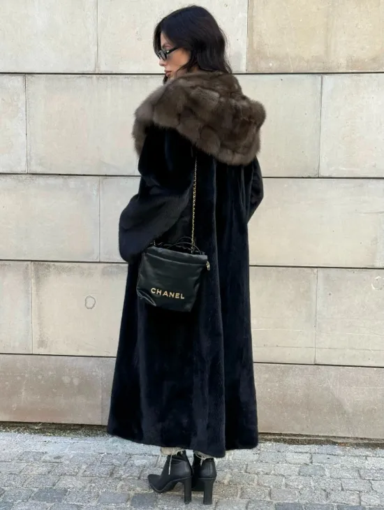 Шуба из норки Saga furs с капюшоном куницы, цельный мех - TOTAL BLACK