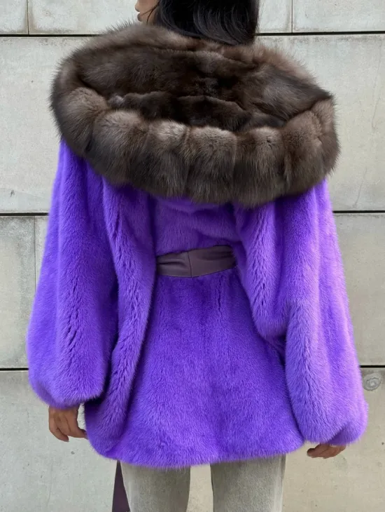 Шуба из норки Violet с капюшоном из меха куницы