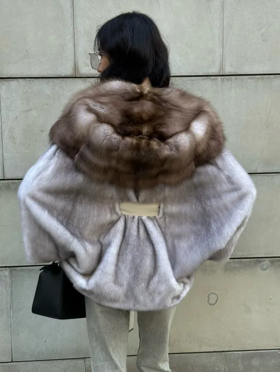 Шуба летучая мышь из меха норки с капюшоном куницы в технологии роспуск