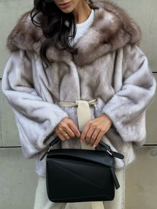 Шуба летучая мышь из меха норки с капюшоном куницы в технологии роспуск