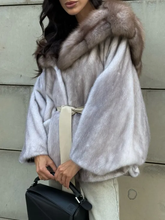 Шуба летучая мышь из меха норки с капюшоном куницы в технологии роспуск