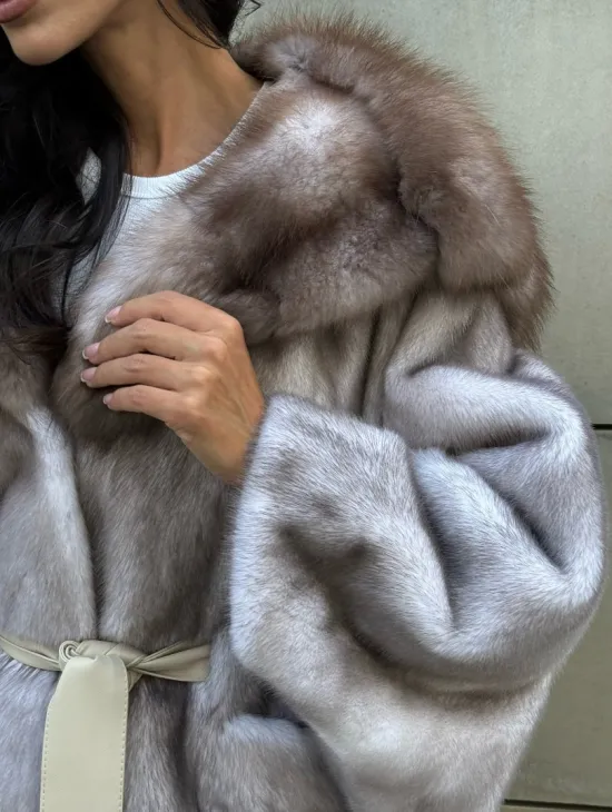 Шуба летучая мышь из меха норки с капюшоном куницы в технологии роспуск