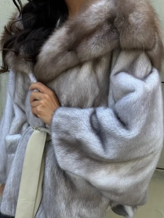 Шуба летучая мышь из меха норки с капюшоном куницы в технологии роспуск