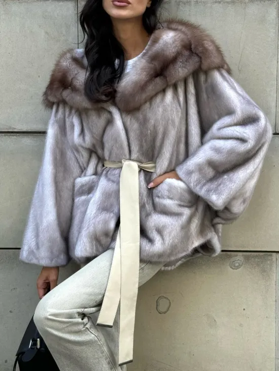 Шуба летучая мышь из меха норки с капюшоном куницы в технологии роспуск