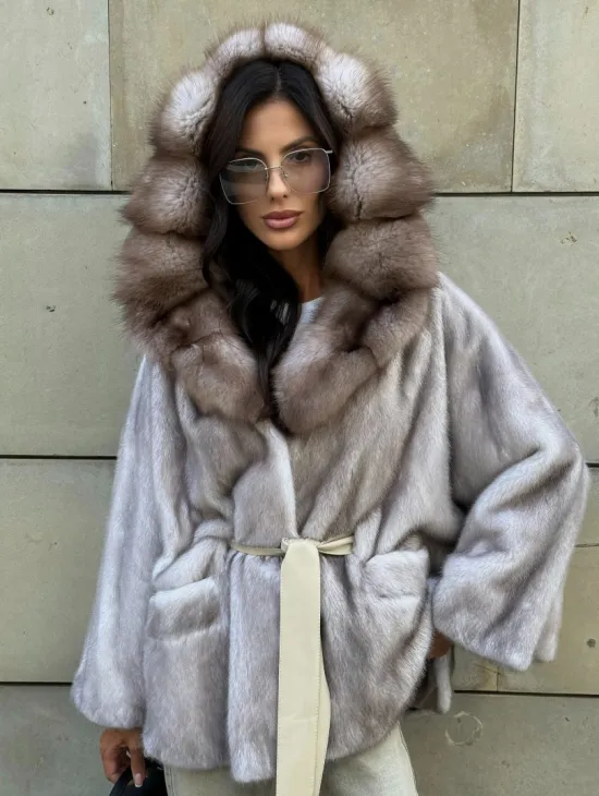 Шуба летучая мышь из меха норки с капюшоном куницы в технологии роспуск