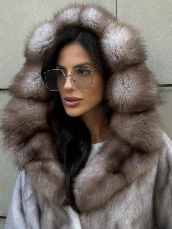 Шуба летучая мышь из меха норки с капюшоном куницы в технологии роспуск