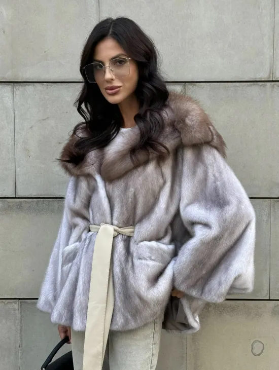 Шуба летучая мышь из меха норки с капюшоном куницы в технологии роспуск