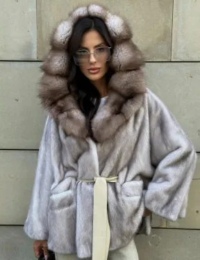 Шуба летучая мышь из меха норки с капюшоном куницы в технологии роспуск