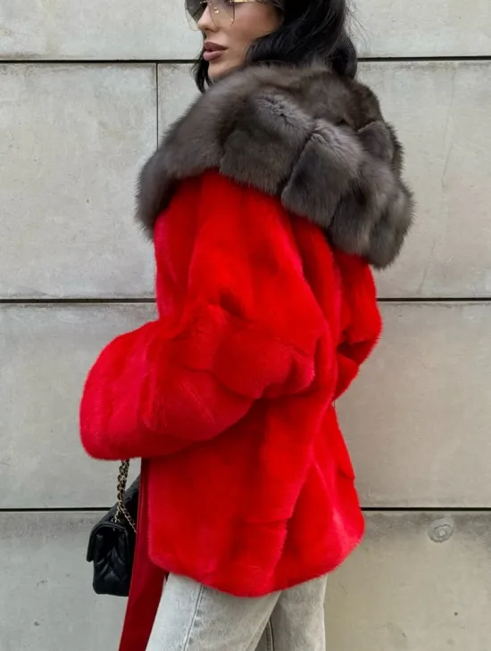 Полушубок из меха норки с капюшоном из куницы в карминовом цвете (красный)