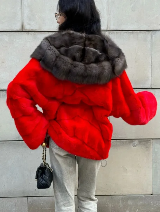 Полушубок из меха норки с капюшоном из куницы в карминовом цвете (красный)
