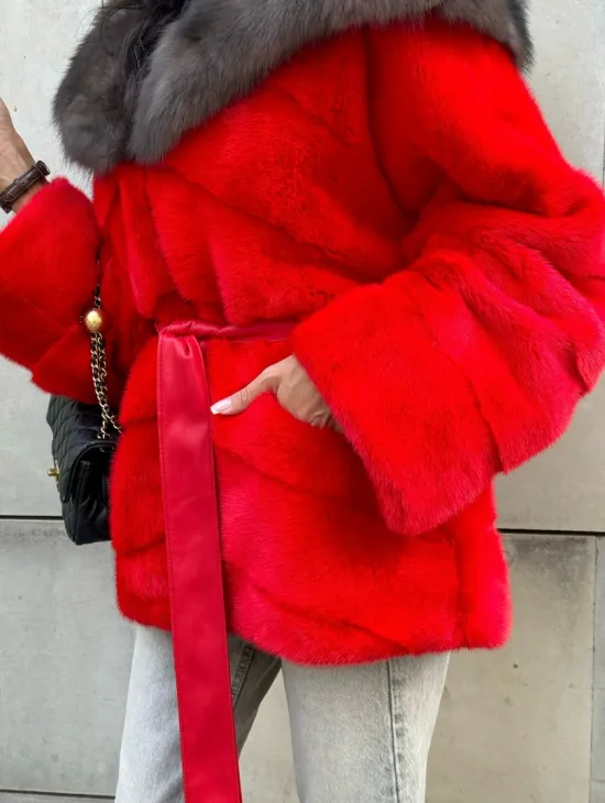 Полушубок из меха норки с капюшоном из куницы в карминовом цвете (красный)
