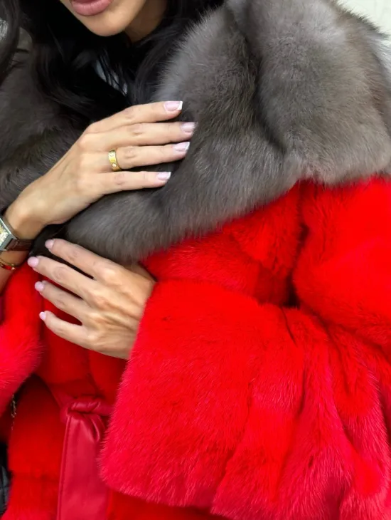 Полушубок из меха норки с капюшоном из куницы в карминовом цвете (красный)