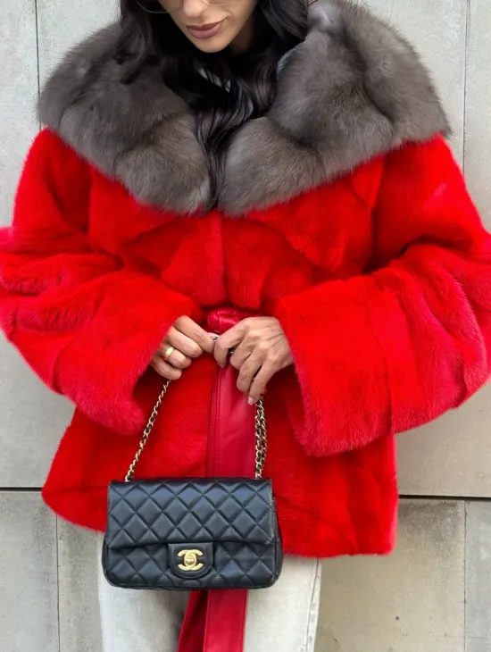 Полушубок из меха норки с капюшоном из куницы в карминовом цвете (красный)