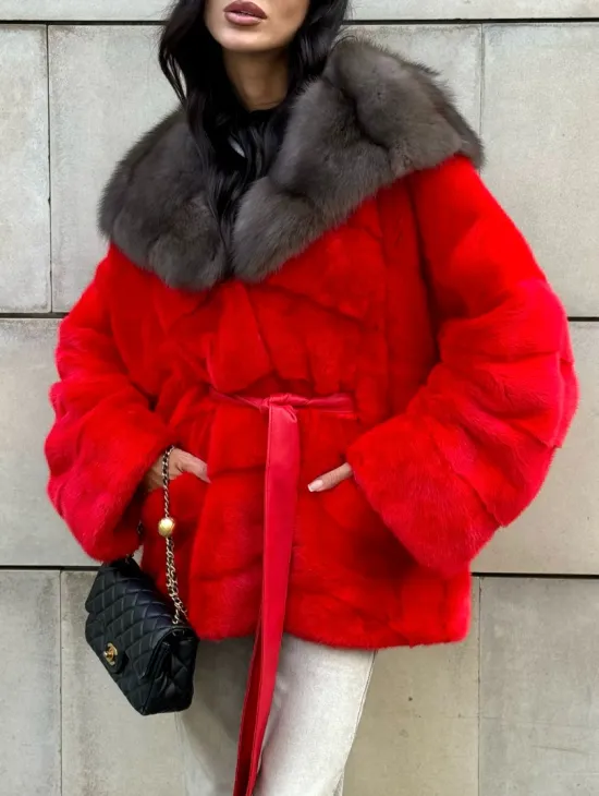 Полушубок из меха норки с капюшоном из куницы в карминовом цвете (красный)