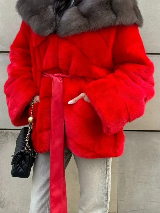 Полушубок из меха норки с капюшоном из куницы в карминовом цвете (красный)