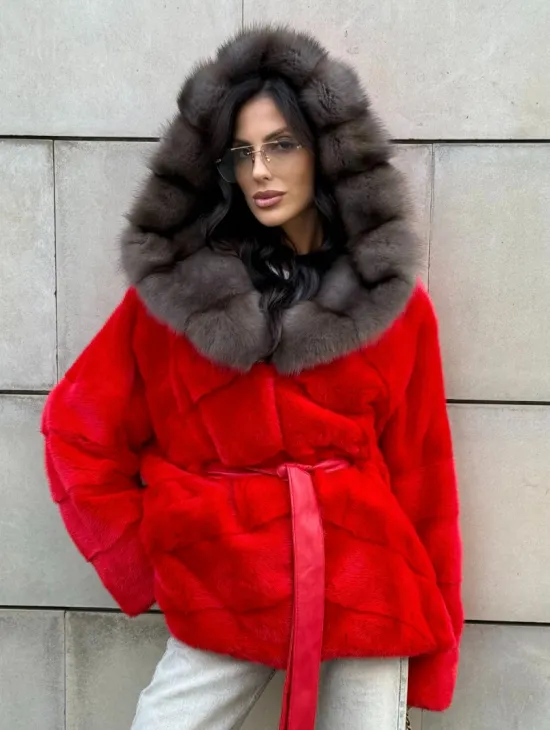 Полушубок из меха норки с капюшоном из куницы в карминовом цвете (красный)