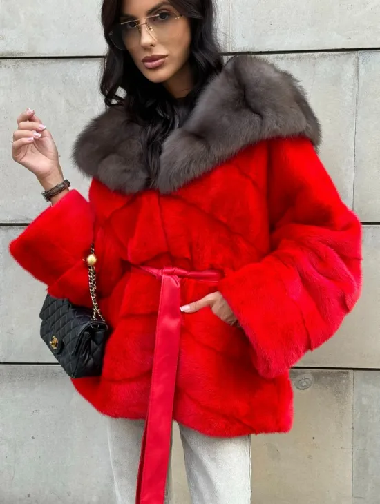 Полушубок из меха норки с капюшоном из куницы в карминовом цвете (красный)