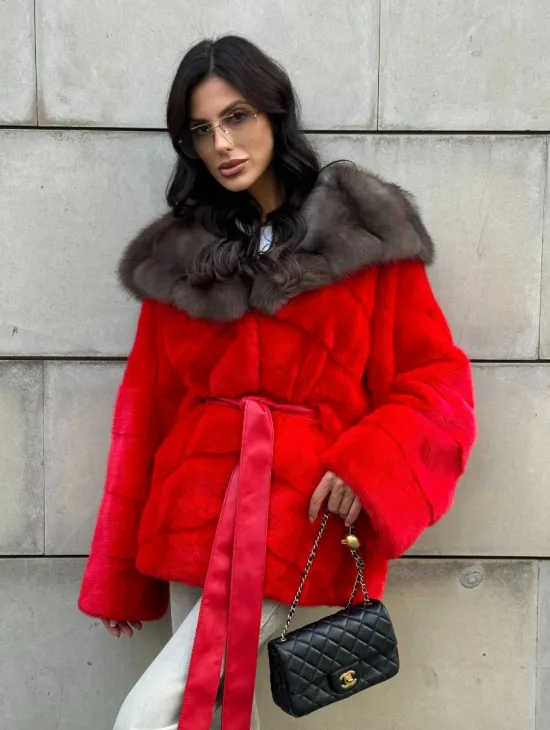 Полушубок из меха норки с капюшоном из куницы в карминовом цвете (красный)