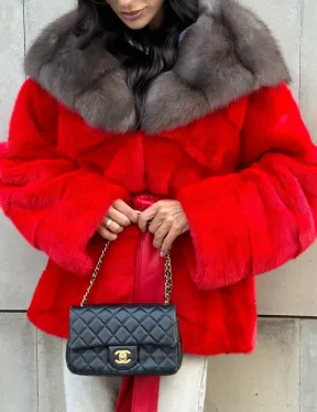 Полушубок из меха норки с капюшоном из куницы в карминовом цвете (красный)