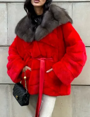 Полушубок из меха норки с капюшоном из куницы в карминовом цвете (красный)