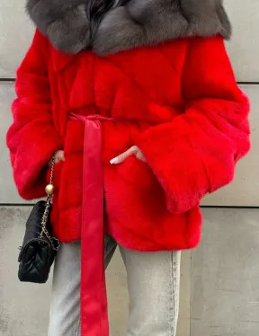 Полушубок из меха норки с капюшоном из куницы в карминовом цвете (красный)