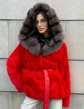 Полушубок из меха норки с капюшоном из куницы в карминовом цвете (красный)