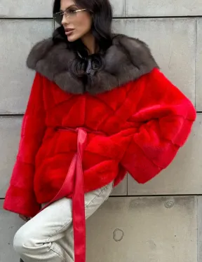 Полушубок из меха норки с капюшоном из куницы в карминовом цвете (красный)