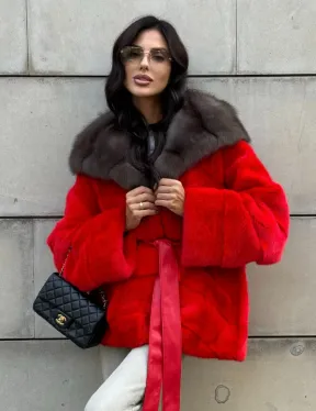 Полушубок из меха норки с капюшоном из куницы в карминовом цвете (красный)