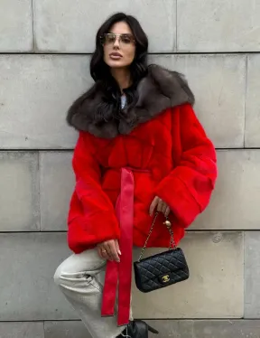 Полушубок из меха норки с капюшоном из куницы в карминовом цвете (красный)