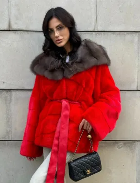 Полушубок из меха норки с капюшоном из куницы в карминовом цвете (красный)