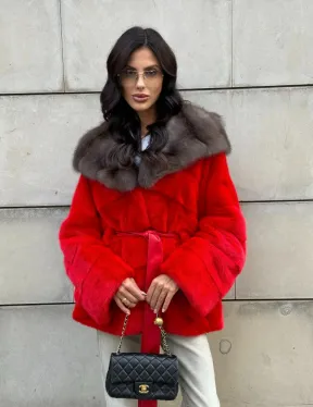 Полушубок из меха норки с капюшоном из куницы в карминовом цвете (красный)