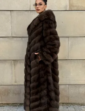 Удлиненная шуба из меха куницы с капюшоном